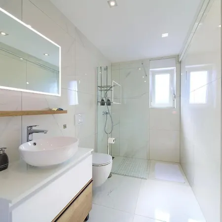 Crystal Aura 2 Apartment *