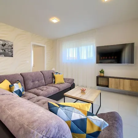 Crystal Aura 2 Apartment *